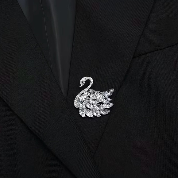 Noble Swan Statement Brooch - Picture 4 of 9